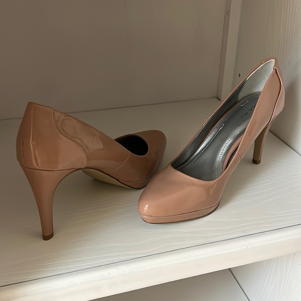 Tahari 8 1/2 medium party heels